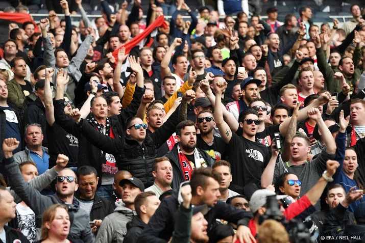 ajax supporters londen blijven vastzitten