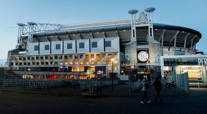ajax supporters willen standbeeld cruijff