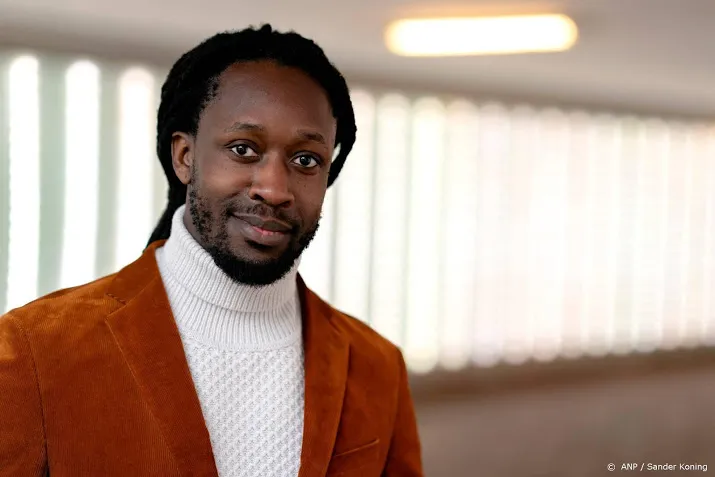 akwasi beraadt zich op rol binnen omroep zwart