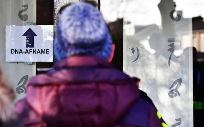 al ruim 6700 mannen stonden dna af