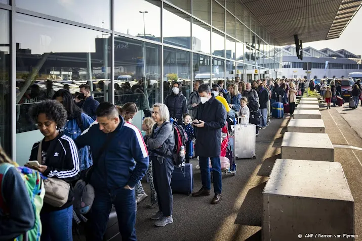 al tientallen vluchten geannuleerd door wilde staking schiphol