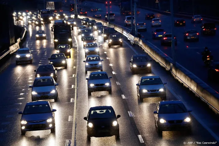 al vroeg files door harde wind en regen