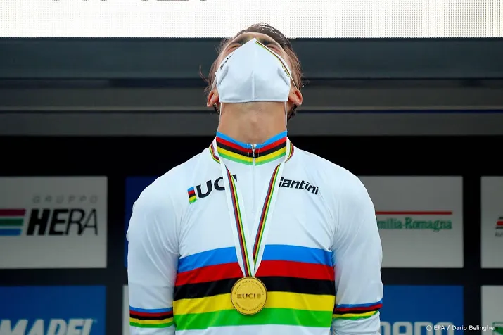 alaphilippe in regenboogtrui naar luik bastenaken luik