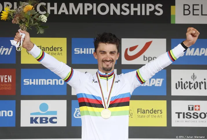 alaphilippe showt nieuwe regenboogtrui in milaan turijn
