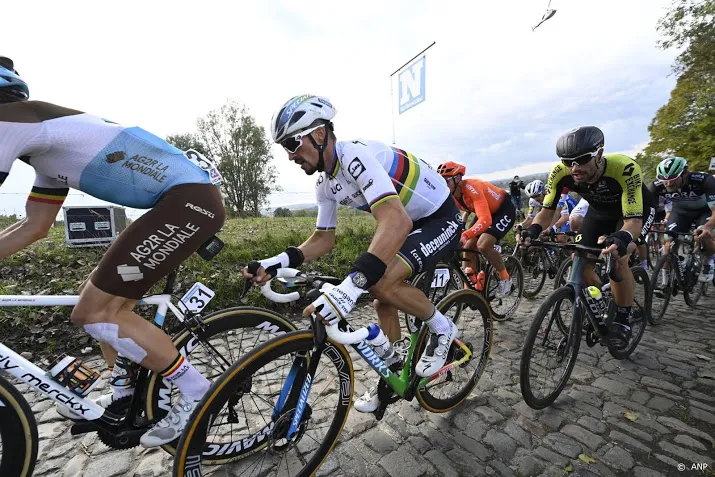 alaphilippe valt uit na aanrijding met motor in vlaanderen