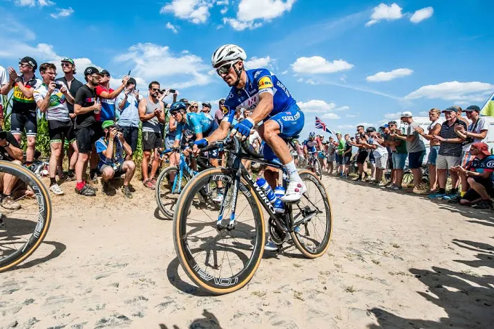 alaphilippe wint rit van avermaet houdt geel