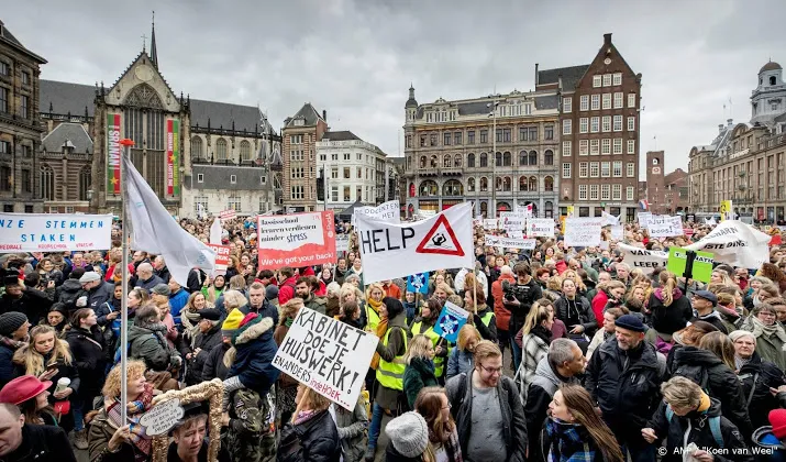 algemene onderwijsbond telt tienduizenden demonstranten