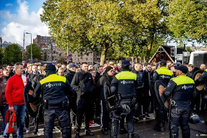 alle 75 aangehouden voetbalsupporters rotterdam vrijgelaten