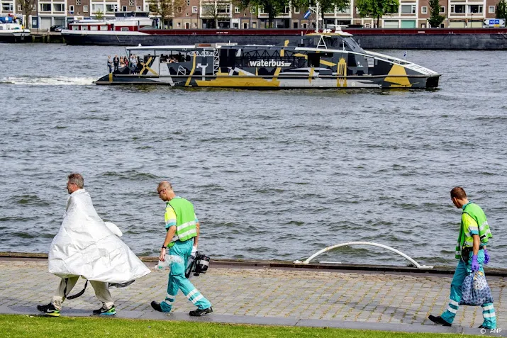 alle opvarenden watertaxi gered na aanvaring bij erasmusbrug