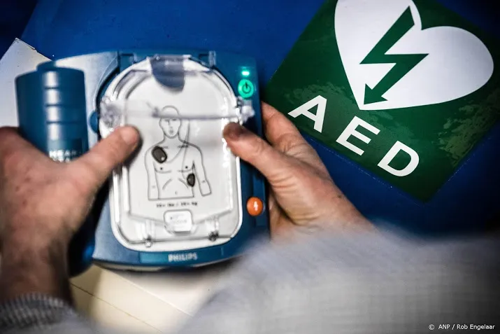 alle treinstations krijgen aeds