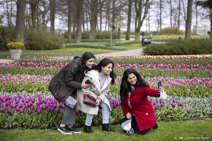 alleen maar blije mensen in de keukenhof
