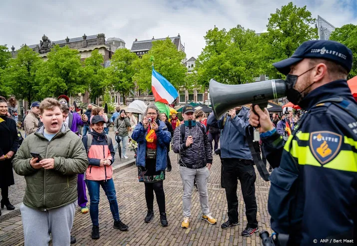 alleenstaanden vragen met ludieke actie aandacht op plein