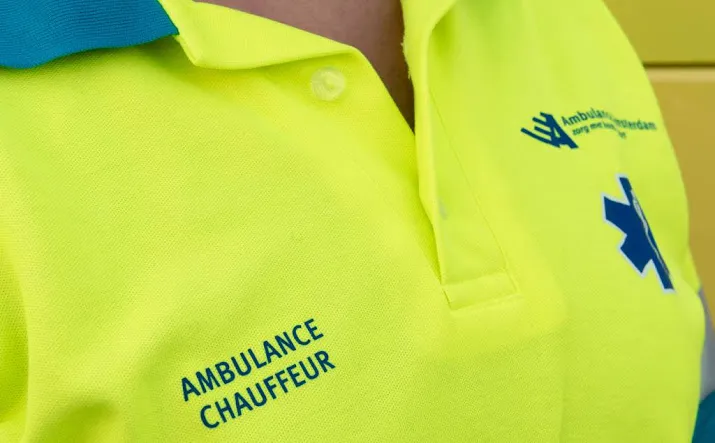 almeloer belaagt ambulancemedewerker
