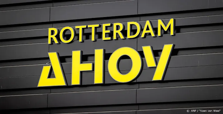 alternatief songfestival zingend met johnny logan geopend