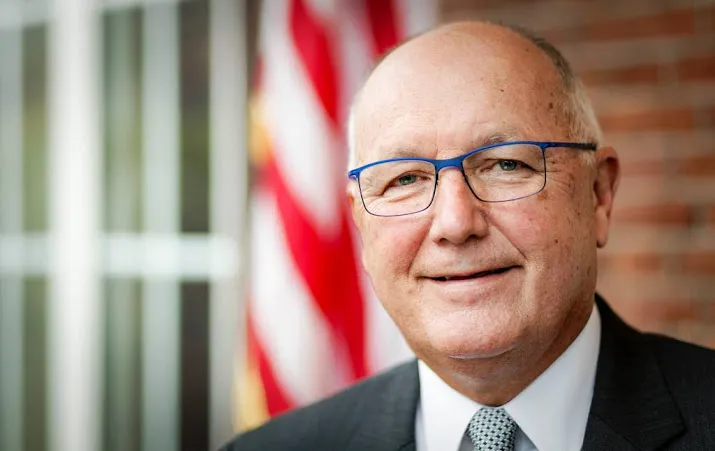 ambassadeur sorry voor brandende politici