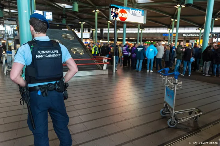 amerikaan gepakt met wapen op schiphol