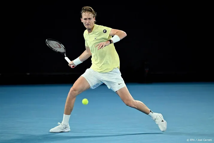 amerikaan korda verslaat medvedev in derde ronde australian open