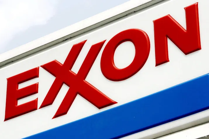 amerikaans olieconcern exxonmobil haalt personeel weg uit rusland