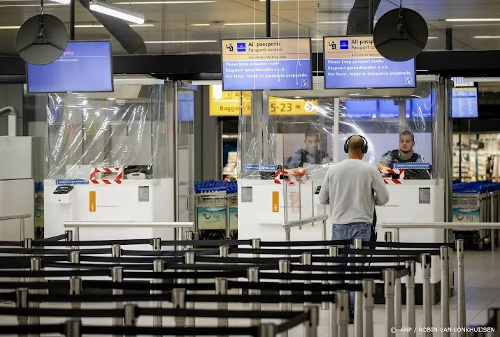 amerikaans stel op schiphol opgepakt op verdenking mensensmokkel