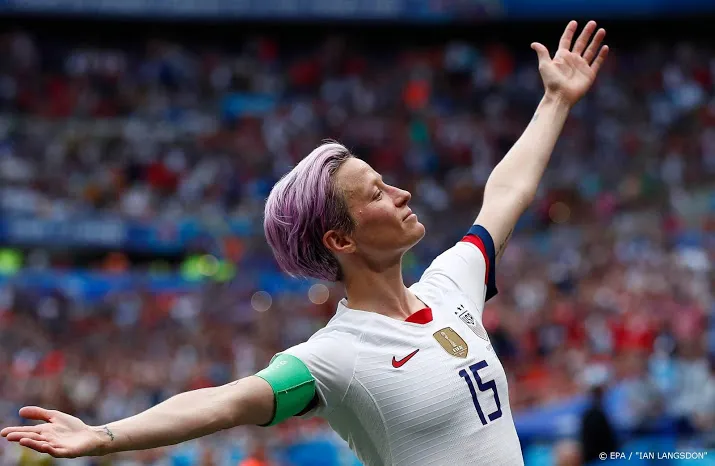 amerikaanse voetbalbond gaat over knielen bij volkslied praten