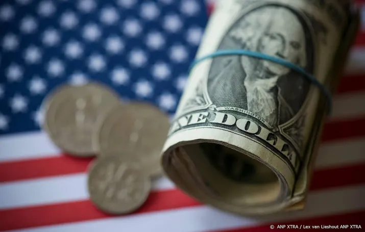 amerikanen helpen suriname met dollarbiljetten