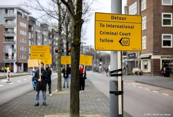 amnesty staat met borden langs route israelische president