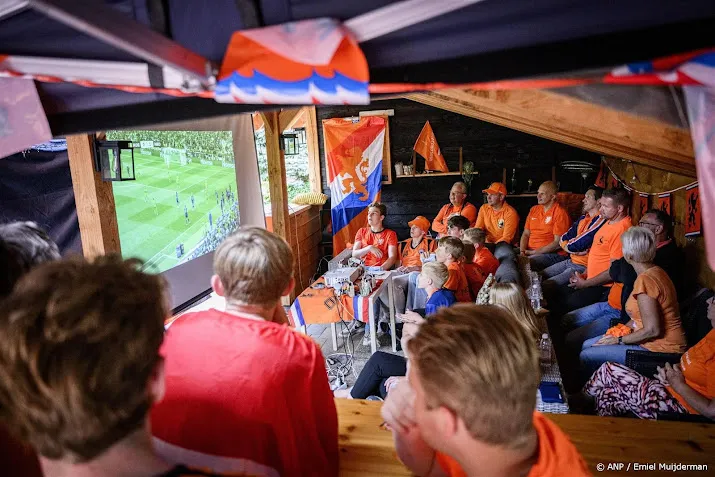 amper nog grote schermen te huur voor ek wedstrijd oranje
