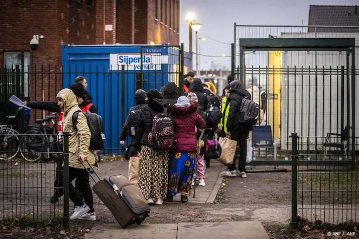 amsterdam bereid 300 asielzoekers extra op te vangen