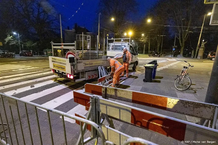 amsterdam brengt wegafzettingen aan rond holocaustmuseum