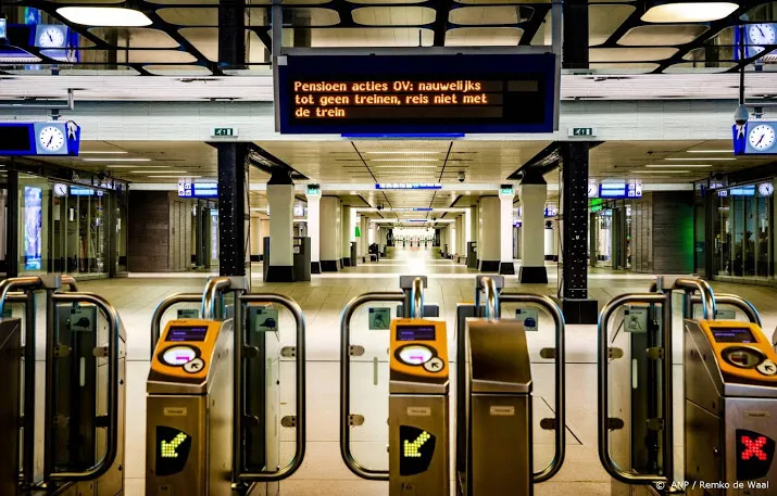 amsterdam centraal in spits uitgestorven