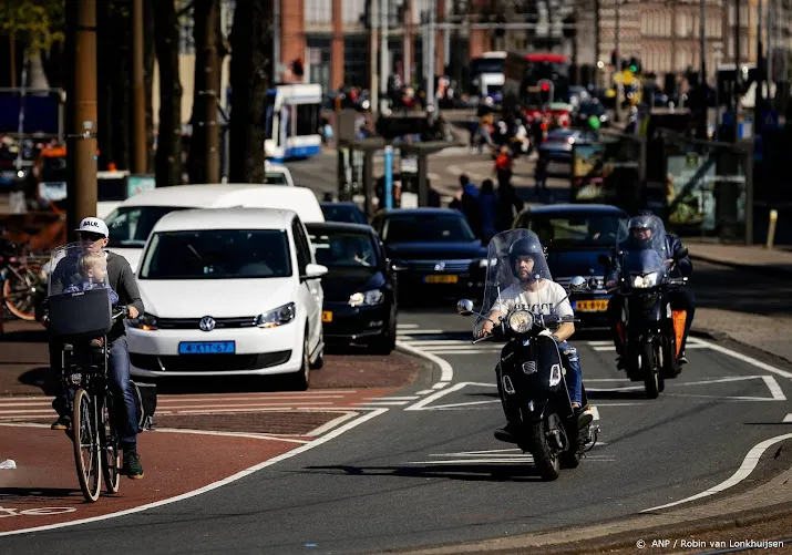 amsterdam checkt met cameras of snorfietsers op rijbaan rijden