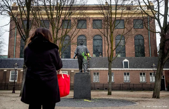 amsterdam doet aangifte wegens bekladdingen