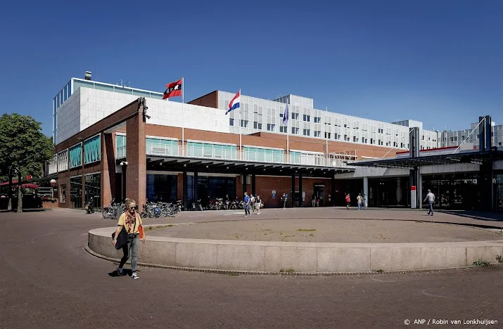amsterdam hijst maandag israelische vlag op stadhuis