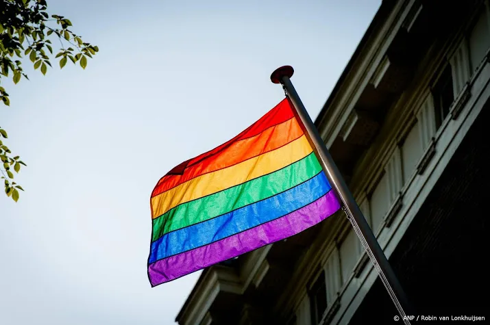 amsterdam hijst regenboogvlag