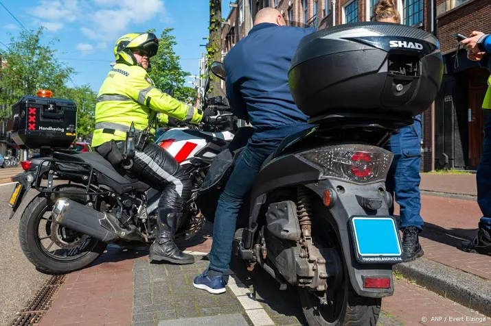 amsterdam intensiveert controle snorfietsers
