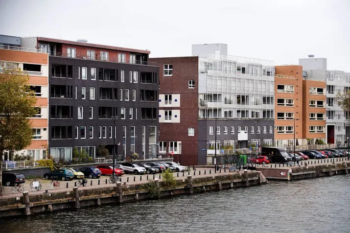 amsterdam lokt leraar met woningregeling