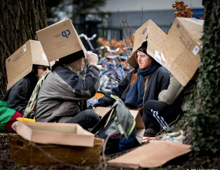 amsterdam maakt eind aan illegaal gebruik 1400 huizen