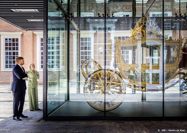 amsterdam museum opent binnenplaats om gouden koets te tonen