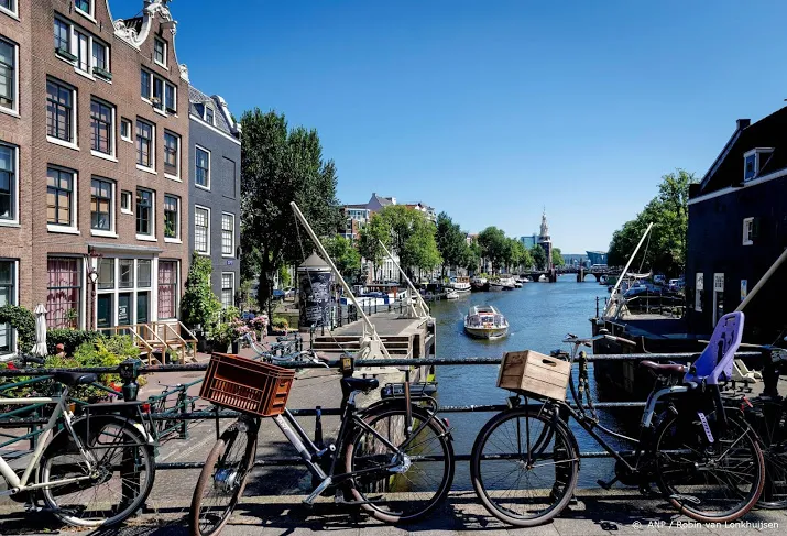 amsterdam pakt oververhitte woningmarkt aan