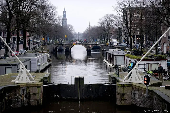 amsterdam sluit sluizen om ijsgroei op de grachten te bevorderen