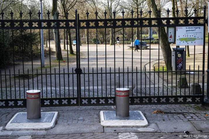 amsterdam sluit te drukke vondelpark af