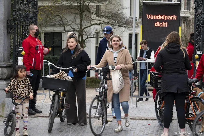 amsterdam sluit vondelpark voor vierde dag op rij
