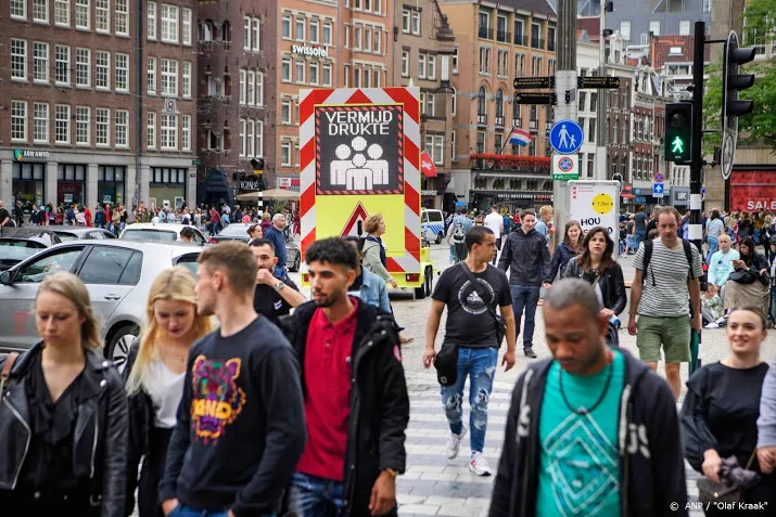 amsterdam waarschuwt voor druk weekend vanwege pride en zomerweer