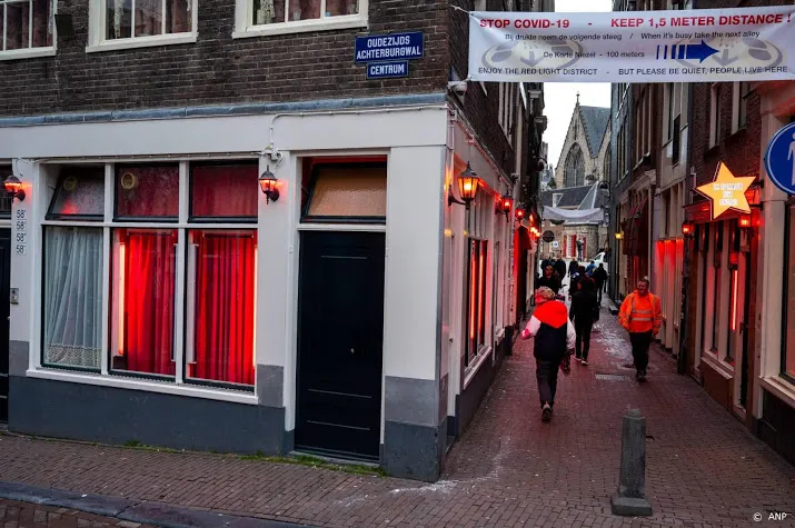 amsterdam wil minder erotiek en verbod op airbnb in binnenstad