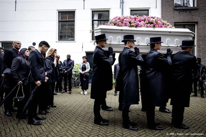 amsterdammers brengen laatste eerbetoon aan koning van de wallen