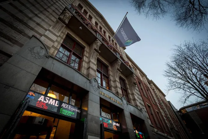 amsterdamse beurs zakt in het rood