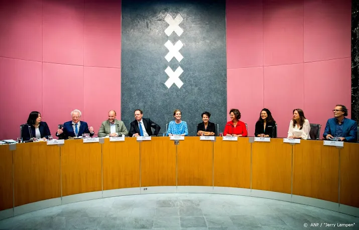 amsterdamse ex topambtenaar staat terecht voor vervalsen facturen