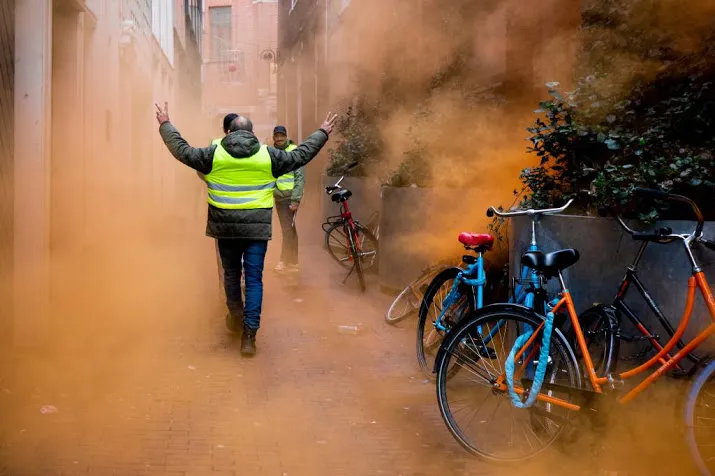 amsterdamse gele hesjes wijken af van route