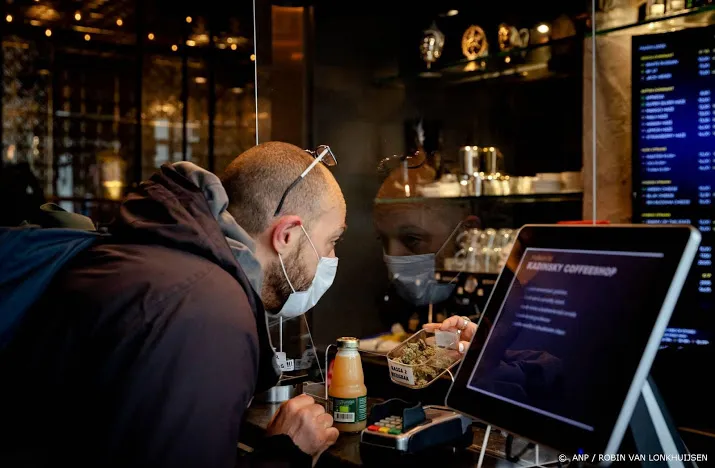amsterdamse gemeenteraad verdeeld over coffeeshop plan