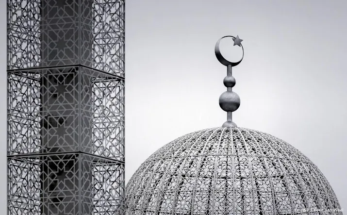amsterdamse moskeeen roepen in vrijdaggebed op rellen te stoppen